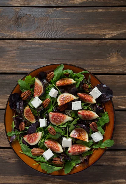 incir, beyaz peynir, rucola ve pekan fındık salata