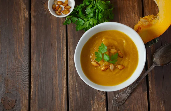 Kürbissuppe Auf Hölzerner Oberfläche — Stockfoto