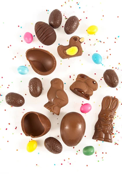 Osterkomposition Mit Schokoladeneiern Und Tieren Auf Weißem Papier — Stockfoto