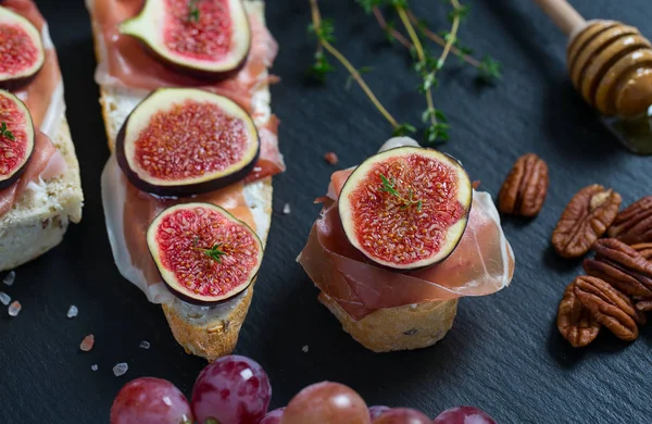 Peynirli, jambonlu ve incirli ekmek.