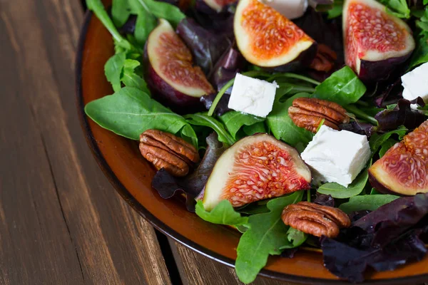 incir, beyaz peynir, rucola ve pekan fındık salata