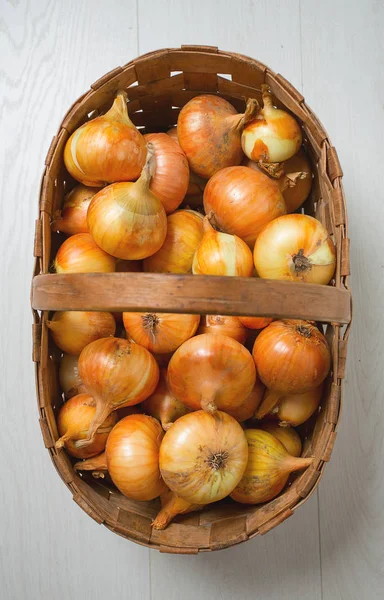 Panier Avec Oignons Sur Plancher Bois Blanc — Photo