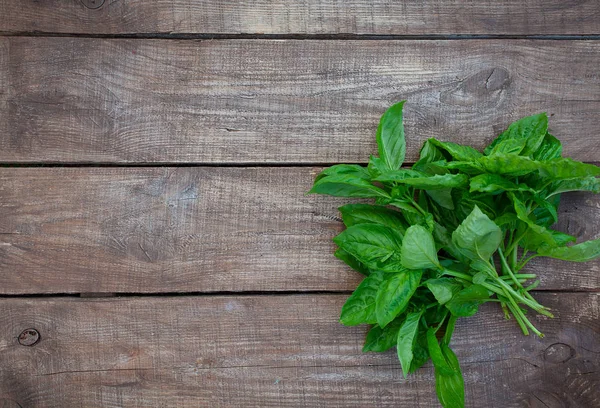 Tahta yüzeyde bir demet fesleğen