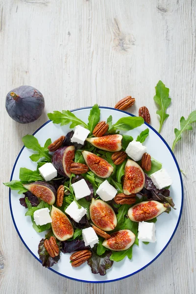 incir, beyaz peynir, rucola ve pekan fındık salata