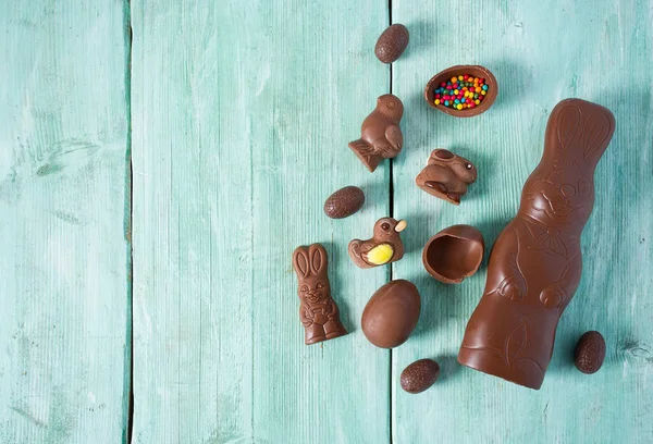 Osterkomposition Mit Schokoladeneiern Und Tieren Auf Holzoberfläche — Stockfoto