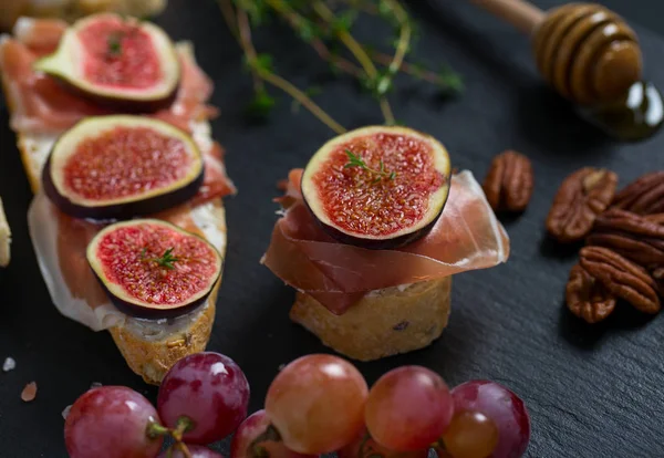 Peynirli, jambonlu ve incirli ekmek.