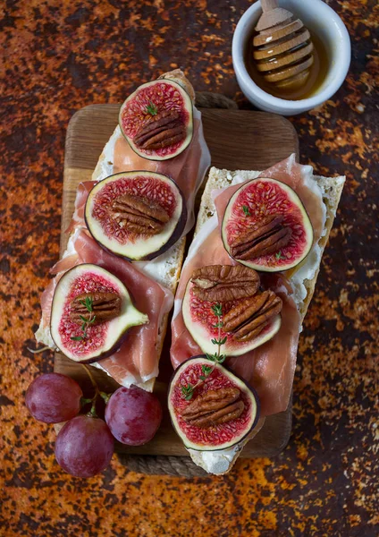 Peynirli, jambonlu ve incirli ekmek.
