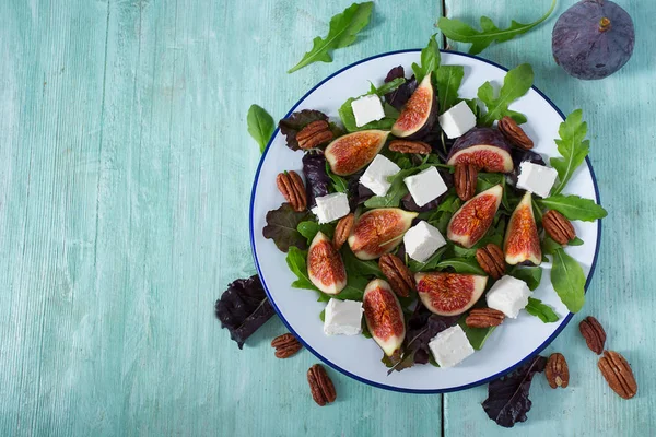 incir, beyaz peynir, rucola ve pekan fındık salata