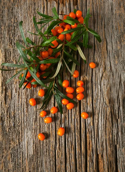 Deniz cehri çilek ahşap yüzey üzerinde