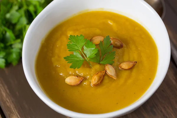 Kürbissuppe Auf Hölzerner Oberfläche — Stockfoto