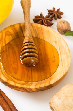 taze bal ve baharat üzerine beyaz izole