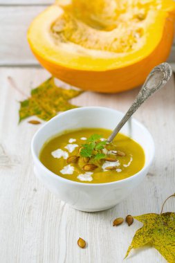 Tahta yüzeyde kabak çorbası