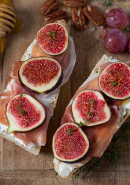 Peynirli, jambonlu ve incirli ekmek.