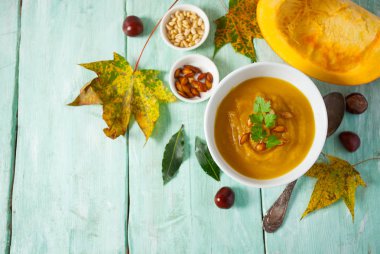 Tahta yüzeyde kabak çorbası