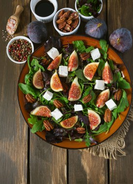 incir, beyaz peynir, rucola ve pekan fındık salata