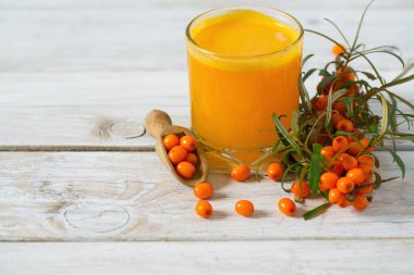 Deniz cehri çay ahşap yüzey üzerinde