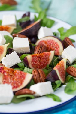 incir, beyaz peynir, rucola ve pekan fındık salata