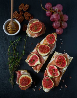 Peynirli, jambonlu ve incirli ekmek.