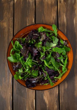 salata tabağına yapraklar