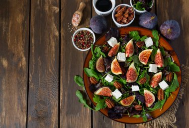 incir, beyaz peynir, rucola ve pekan fındık salata