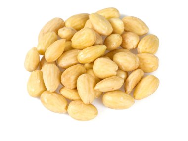 Beyazda izole edilmiş beyaz bademler