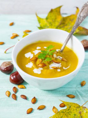 Tahta yüzeyde kabak çorbası