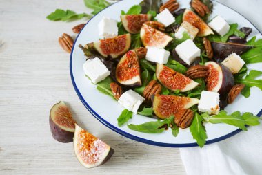 incir, beyaz peynir, rucola ve pekan fındık salata