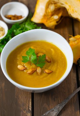 Tahta yüzeyde kabak çorbası