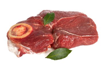 Beyaz arka plan üzerinde izole taze çiğ biftek