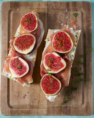 Peynirli, jambonlu ve incirli ekmek.