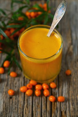 Deniz cehri çay ahşap yüzey üzerinde