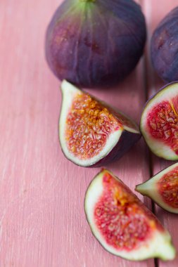 ahşap yüzey üzerinde taze incir