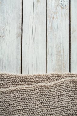 ahşap yüzeyde örme atkı
