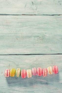 Turkuaz yüzeyi renkli macaroons