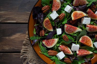 incir, beyaz peynir, rucola ve pekan fındık salata