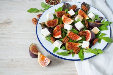 incir, beyaz peynir, rucola ve pekan fındık salata