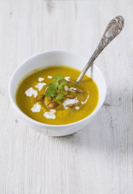 Tahta yüzeyde kabak çorbası