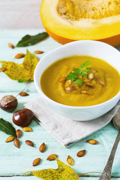 Kürbissuppe Auf Hölzerner Oberfläche — Stockfoto