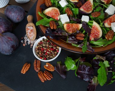 incir, beyaz peynir, rucola ve pekan fındık salata 