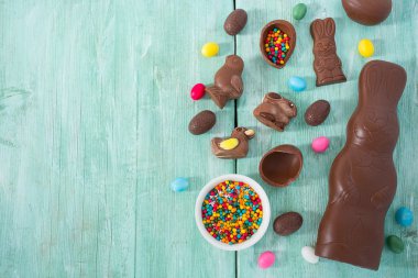 Çikolata yumurta ve hayvanlar ahşap yüzey üzerinde Paskalya kompozisyonu