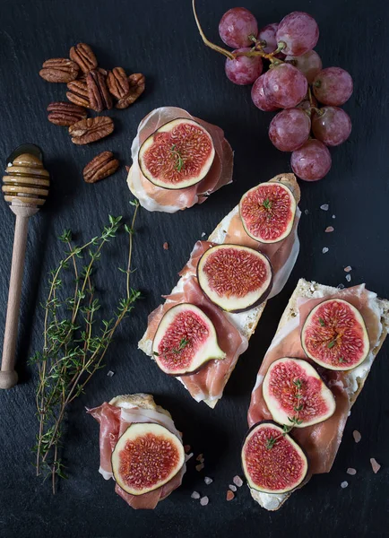 Pane Intero Con Formaggio Prosciutto Crudo Fichi — Foto Stock