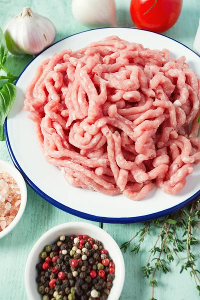 Ahşap yüzeyde kıyma.