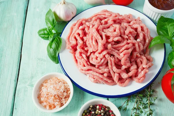 Ahşap yüzeyde kıyma.