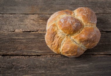 Tahta yüzeyde taze ekmek
