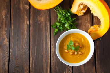 Tahta yüzeyde kabak çorbası