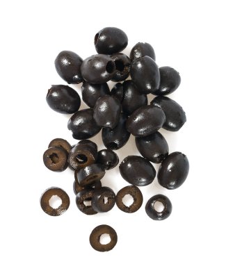 Beyaz arkaplanda siyah zeytinler