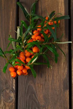 Deniz cehri çilek ahşap yüzey üzerinde