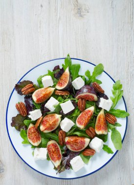 incir, beyaz peynir, rucola ve pekan fındık salata