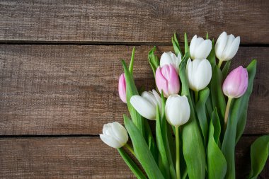 ahşap yüzeyde laleler