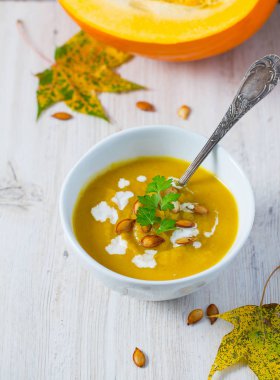 Tahta yüzeyde kabak çorbası